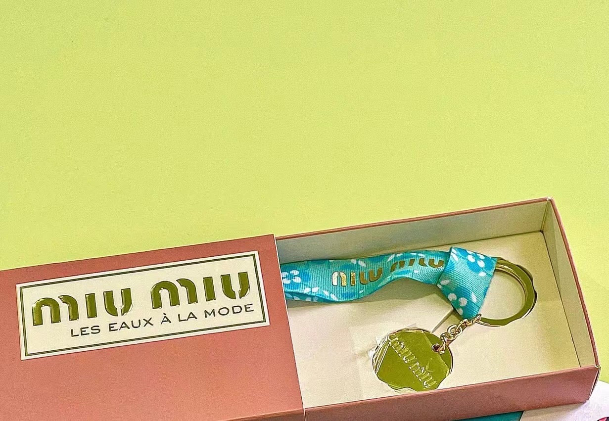 極罕有😍限量現貨❗️售完即止🥰
MiuMiu湖水藍 鎖匙扣 (有盒)(專櫃)😍😍😍